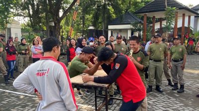 Keseruan Lomba Panco Antar Personel Satpol PP Kota Semarang di Jumat Sehat
