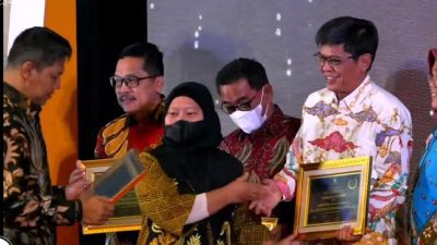 Blora Raih Penghargaan Menuju Informatif