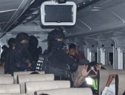 Siap Amankan Nataru, Brimob Polda Jateng Simulasi Aksi Teror di Stasiun Semarang
