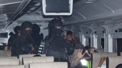 Siap Amankan Nataru, Brimob Polda Jateng Simulasi Aksi Teror di Stasiun Semarang