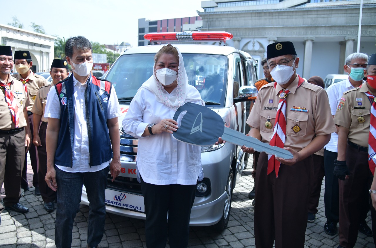Pramuka Kwarcab Semarang Dapat Hibah Ambulance dari Waskita Karya