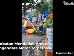[Video] Jembatan Mendadak Ambrol, Pengendara Motor Terperosok