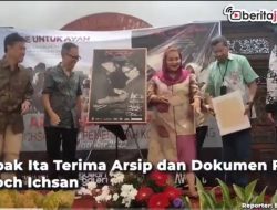 [Video] Mbak Ita Terima Arsip dan Dokumen Foto Moch Ichsan