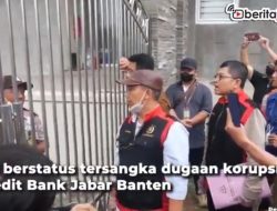 [Video] Tegang, Penggeledahan Rumah Tersangka Dugaan Korupsi Bank Jabar Banten