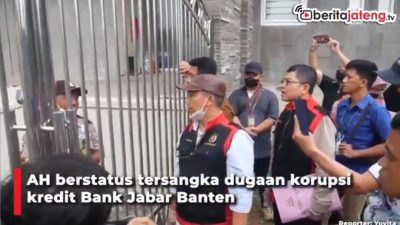 [Video] Tegang, Penggeledahan Rumah Tersangka Dugaan Korupsi Bank Jabar Banten