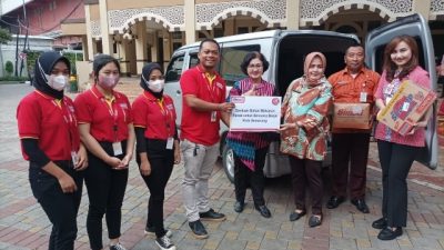 Alfamart Serahkan Bantuan untuk Korban Banjir di Semarang