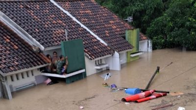 BREAKING NEWS: Banjir Dinar Indah Capai 2,5 Meter Akibat Tanggul Kali Pengkol Jebol