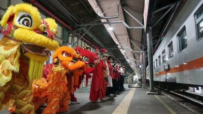 Rayakan Tahun Baru Imlek, Atraksi Barongsai Hibur Pelanggan Kereta Api Stasiun Tawang