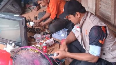Relawan PKS Semarang Buka Service Gratis Perbaiki Barang Eletronik Warga Terdampak Banjir