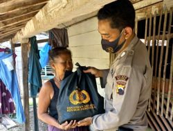 Kabareskrim Beri Bantuan Paket Sembako Warga di Blora