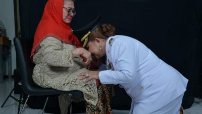 Moment Haru Mbak Ita Sungkem Ibunda Tercinta Jelang Pelantikan
