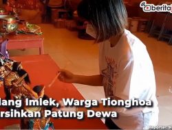 [Video] Jelang Imlek, Warga Tionghoa Bersihkan Patung Dewa