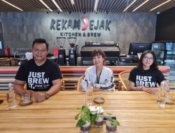 Tami Aulia Meriahkan Grand Opening Kafe Rekam Jejak Kitchen & Brew
