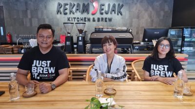 Tami Aulia Meriahkan Grand Opening Kafe Rekam Jejak Kitchen & Brew
