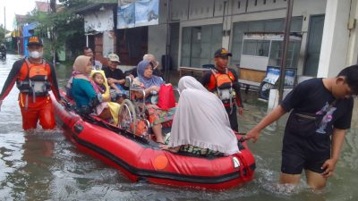 Tim SAR Evakuasi 172 Korban Banjir di Semarang