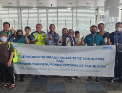 Bandara Ahmad Yani Bagikan Souvenir Penumpang Terakhir 2022 dan Pertama di 2023