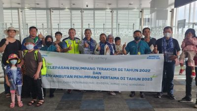 Bandara Ahmad Yani Bagikan Souvenir Penumpang Terakhir 2022 dan Pertama di 2023
