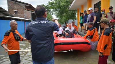 Plt Walikota Semarang Terima Langsung Bantuan Penanganan Banjir dari Kemensos
