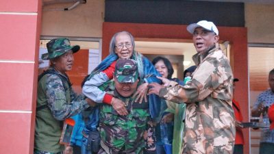 Prajurit Diponegoro Beraksi Bantu Korban Banjir di Semarang