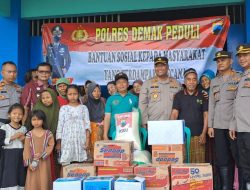 Banjir Menggenang Hingga Hari Keempat, Polres Demak Bagikan Paket Sembako dan Obat-obatan