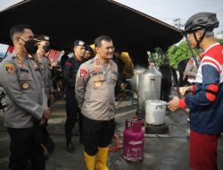 Tinjau Banjir di Semarang, Kapolda Jateng Pastikan Dapur Umum dan Pos Kesehatan Optimal