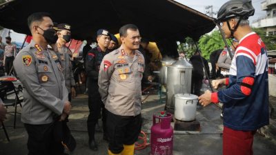 Tinjau Banjir di Semarang, Kapolda Jateng Pastikan Dapur Umum dan Pos Kesehatan Optimal
