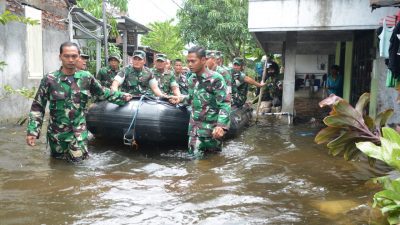 Tinjau Lokasi Banjir di Semarang, Pangdam IV/Diponegoro Beri Bantuan Warga Terdampak