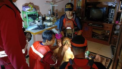 Tim SAR Evakuasi 170 Warga Terdampak Banjir di Rowosari, 1 Meninggal Dunia