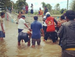 Mantan Kades Bagikan Sembako di Enam Desa Terdampak Banjir