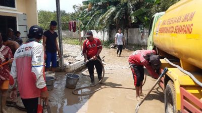 Pemkot Semarang Kerahkan Damkar dan Relawan Bantu Bersihkan Lumpur Pasca Banjir