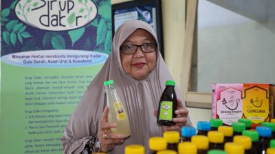 Upaya Hartati Rintis Usaha Sirup dari Daun Kersen