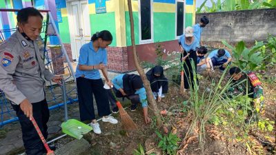 Cegah DBD, TNI-POLRI dan Warga di Blora Kerja Bakti Bersihkan Lingkungan