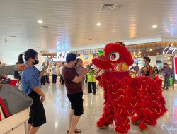 Pertunjukan Barongsai Meriahkan Perayaan Imlek di Bandara Ahmad Yani Semarang