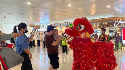 Pertunjukan Barongsai Meriahkan Perayaan Imlek di Bandara Ahmad Yani Semarang
