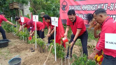 DPC Blora Gelar PDIP Menanam Diiringi Barongan