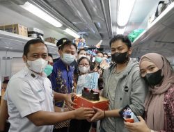 KAI Bagikan Cokelat dan Bunga di Hari Kasih Sayang