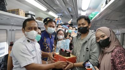 KAI Bagikan Cokelat dan Bunga di Hari Kasih Sayang