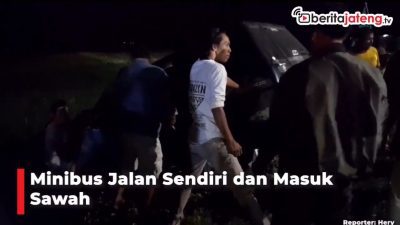 [Video] Minibus Jalan Sendiri dan Masuk Sawah
