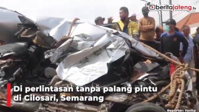 [Video] Kereta Tabrak Mobil, Pasutri Tewas