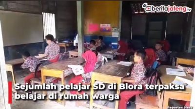 [Video] Ruang Kelas Rusak, Siswa di Blora Numpang Belajar di Rumah Warga