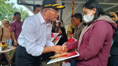 Menko PMK Beri Bantuan Korban Banjir Semarang