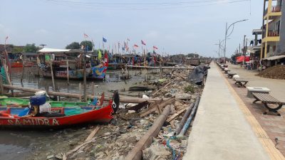 Sampah Menumpuk di Pedestrian Bandengan Kendal, Program KOTAKU Dinilai Belum Efektif