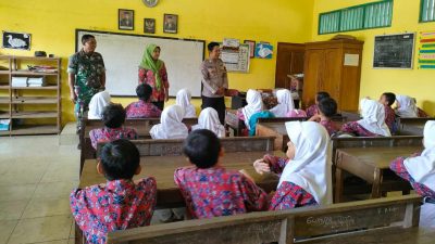 Marak Isu Penculikan Anak di Medsos, Babinsa dan Bhabinkamtibmas Gelar Sosialisasi di SDN 4 Kalisari Demak