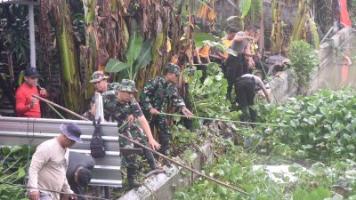 Ganggu Aliran Sungai Jajaran Kodim 0716/Demak Turun Bersihkan Enceng Gondok