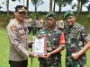 Danrem 071/Wijayakusuma Kolonel Inf Yudha Airlangga, Senin (6/2/2023) memberikan penghargaan dan apresiasi kepada Serda Gunawan usai berhasil menangkap pelaku pencurian motor (Curanmor) di Banyumas. (Doc. Kodam IV/Diponegoro)