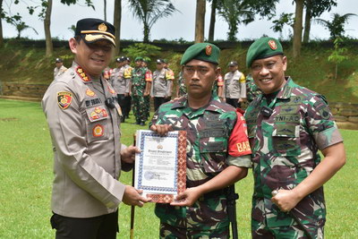 Danrem 071/Wijayakusuma Kolonel Inf Yudha Airlangga, Senin (6/2/2023) memberikan penghargaan dan apresiasi kepada Serda Gunawan usai berhasil menangkap pelaku pencurian motor (Curanmor) di Banyumas. (Doc. Kodam IV/Diponegoro)