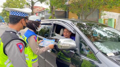 Satlantas Polres Blora Bagikan Brosur di Hari Pertama Operasi Keselamatan Candi