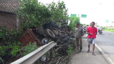 Truk Tronton Oleng Timpa Pengayuh Sepeda Ontel hingga Tewas