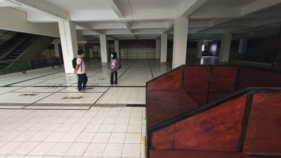 Pedagang Lihat Calon Lapak di Shopping Center Johar