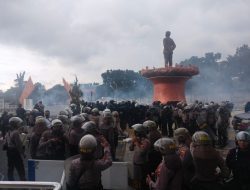 Laga PSIS Vs Persis, Suporter Ricuh dengan Polisi di Stadion Jatidiri Semarang